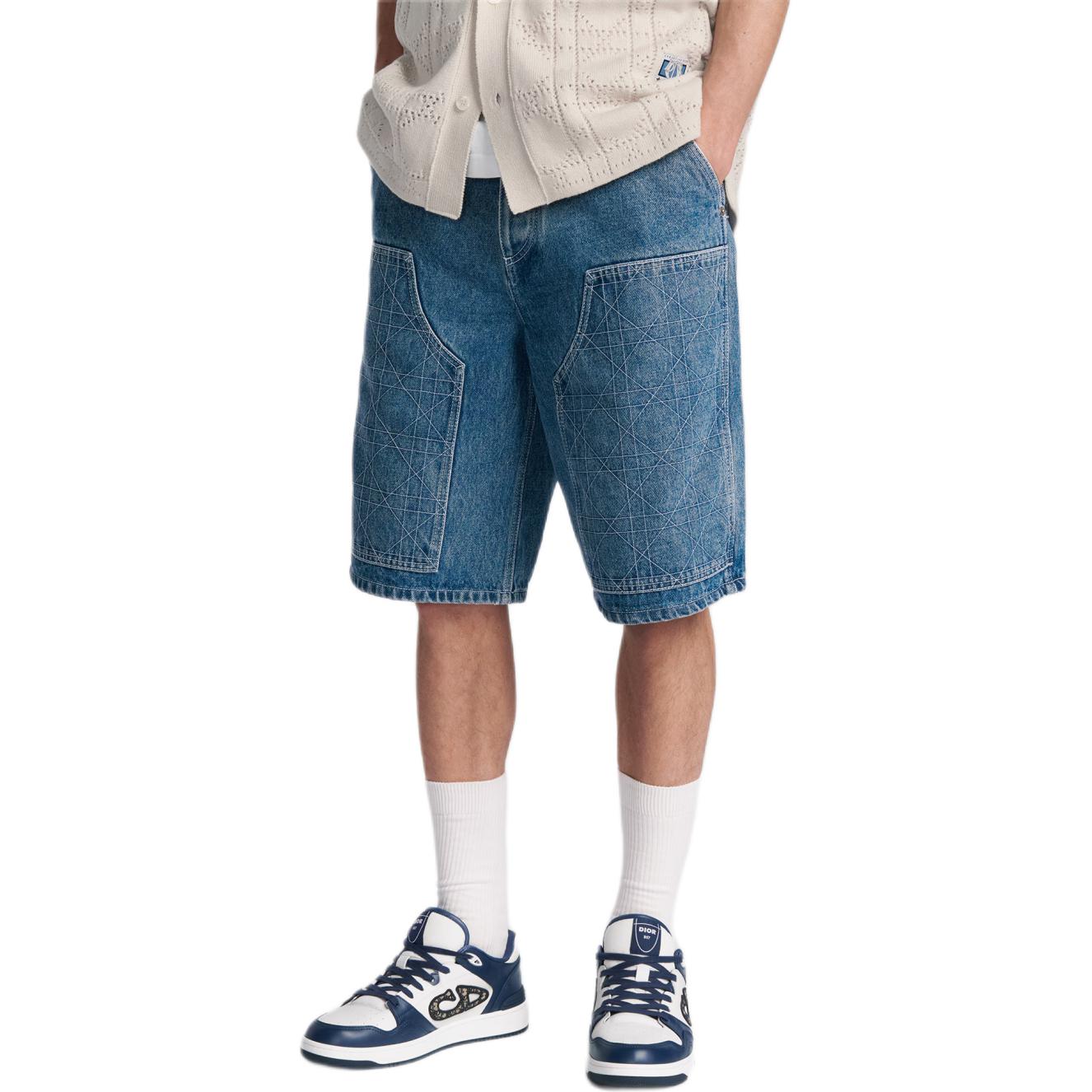Purchase DIOR SS24 藍色丹寧短褲，經典Cannage圖案與按鈕細節設計。 493D190A383X-C585