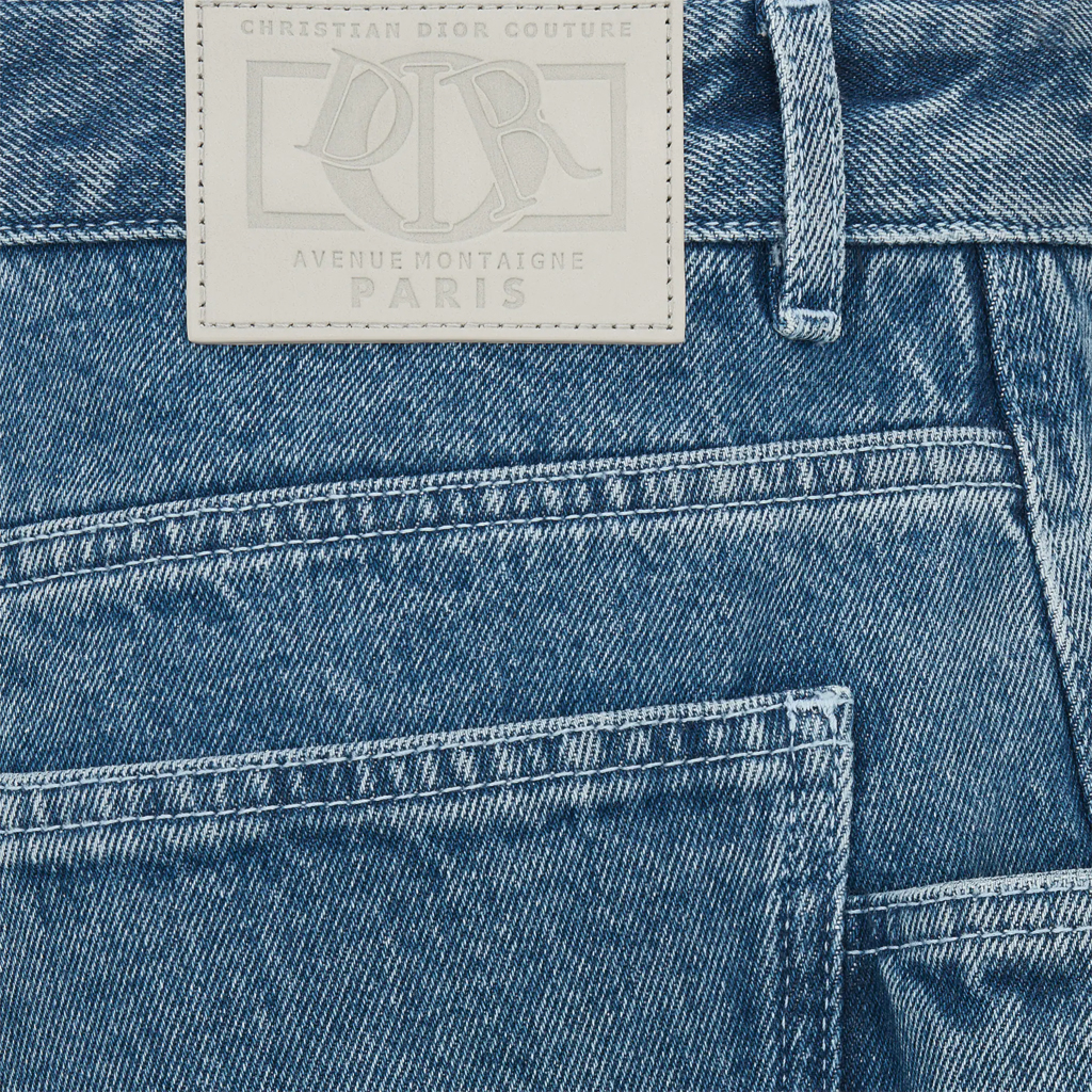 Sizing DIOR SS24 藍色丹寧短褲，經典Cannage圖案與按鈕細節設計。 493D190A383X-C585