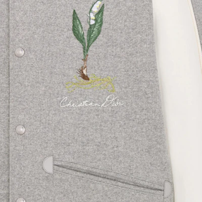 Chaqueta Gris Flor de Lirio Bordada DIOR SS24 de Corte Sencillo. 493J434A0878-C880 Sizing Chaqueta Gris Flor de Lirio Bordada DIOR SS24 de Corte Sencillo. 493J434A0878-C880
