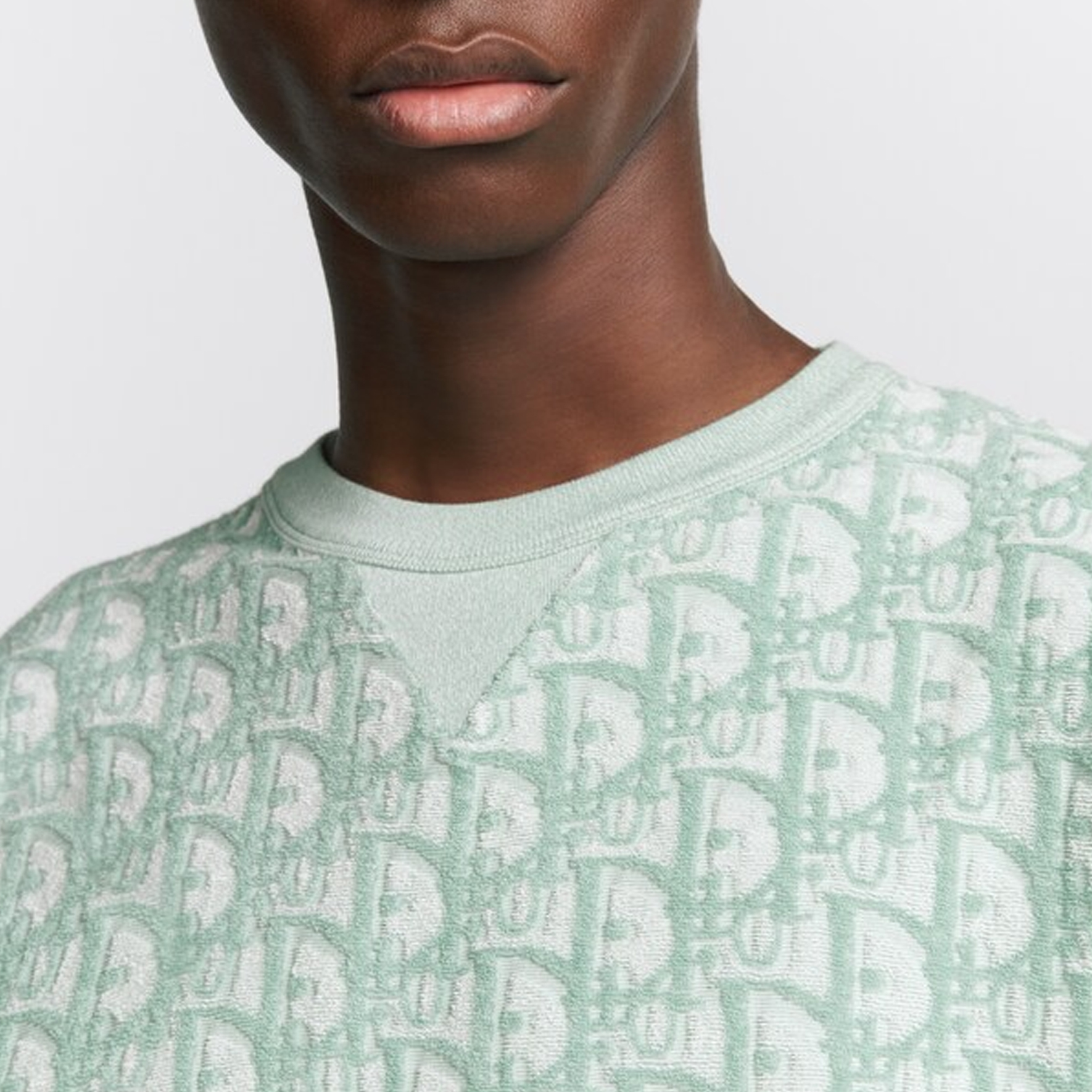 Sizing 디올 SS24 그린 로고 프린트 크루넥 루즈핏 티셔츠 483J646A0906-C186