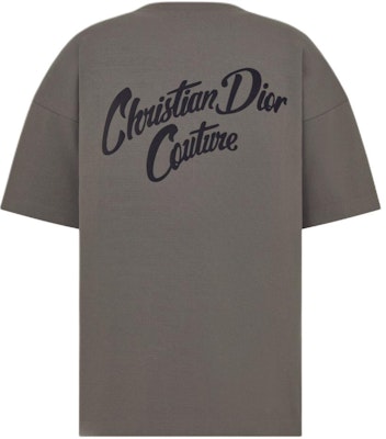 DIOR SS24 Kaos Pria Abu-Abu Logo Huruf Print Lengan Pendek Crewneck. 483M648AT823-C889 Lookbook DIOR SS24 Kaos Pria Abu-Abu Logo Huruf Print Lengan Pendek Crewneck. 483M648AT823-C889