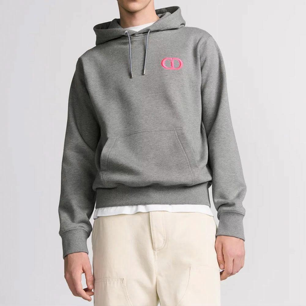 Lookbook 디올 SS25 회색 자수 로고 후디. 113J698B0531-C884