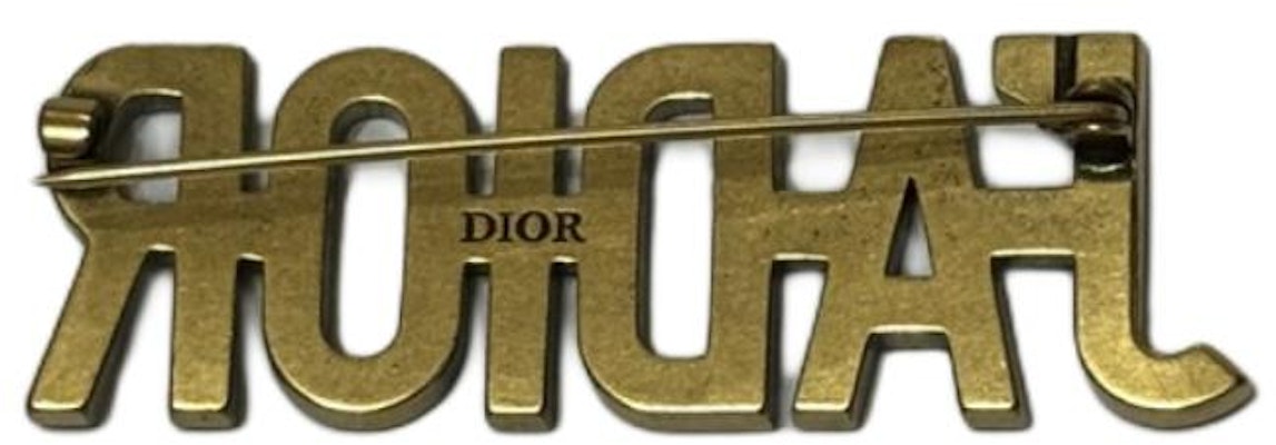 ディオール スワロフスキークリスタル ロゴブローチ ユニセックス カップル ゴールド V0641ADRCY908U Lookbook ディオール スワロフスキークリスタル ロゴブローチ ユニセックス カップル ゴールド V0641ADRCY908U