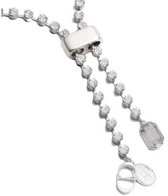 디올xERL 은빛 목걸이 (크리스탈)
Lookbook 디올xERL 은빛 목걸이 (크리스탈)