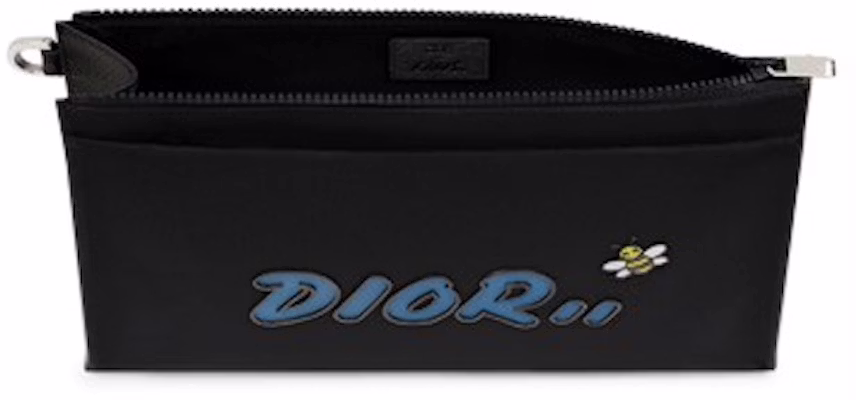 迪奥 x Kaws 蓝色标志黑色尼龙手包 Lookbook 迪奥 x Kaws 蓝色标志黑色尼龙手包