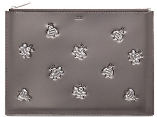 Dior x Kaws Pouch de Piel Becerro con Abeja Plateada Impresa Buy Dior x Kaws Pouch de Piel Becerro con Abeja Plateada Impresa
