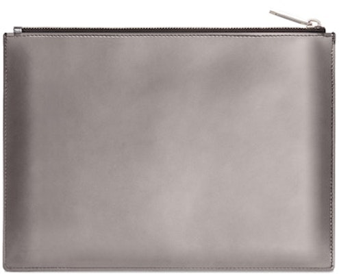 Dior x Kaws Pouch de Piel Becerro con Abeja Plateada Impresa Order Dior x Kaws Pouch de Piel Becerro con Abeja Plateada Impresa