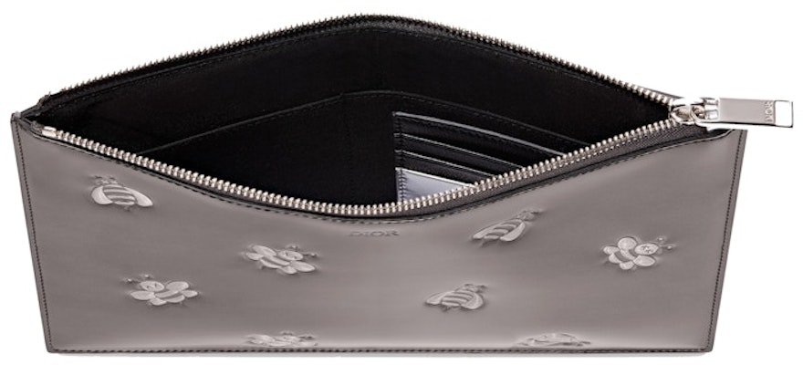 Dior x Kaws Pouch de Piel Becerro con Abeja Plateada Impresa Lookbook Dior x Kaws Pouch de Piel Becerro con Abeja Plateada Impresa