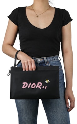 Dior x Kaws 粉色標誌黑色尼龍小袋 Shop Dior x Kaws 粉色標誌黑色尼龍小袋