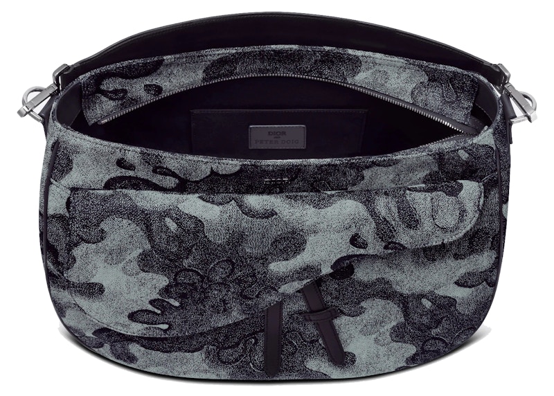 Lookbook 디올x피터 도이그 새들 소프트 데님 카모 백 (Diorx피터 도이그 새들 데님 카모 백 also works)
