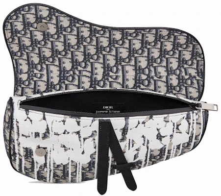 Dior x Raymond Pettibon Beg Pelana Corak Oblique Putih/Hitam Lookbook Dior x Raymond Pettibon Beg Pelana Corak Oblique Putih/Hitam