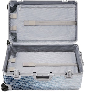 디올 x 리모와 알루미늄 오블리크 블루 그라데이션 대형 캐리어
Lookbook 디올 x 리모와 알루미늄 오블리크 블루 그라데이션 대형 캐리어