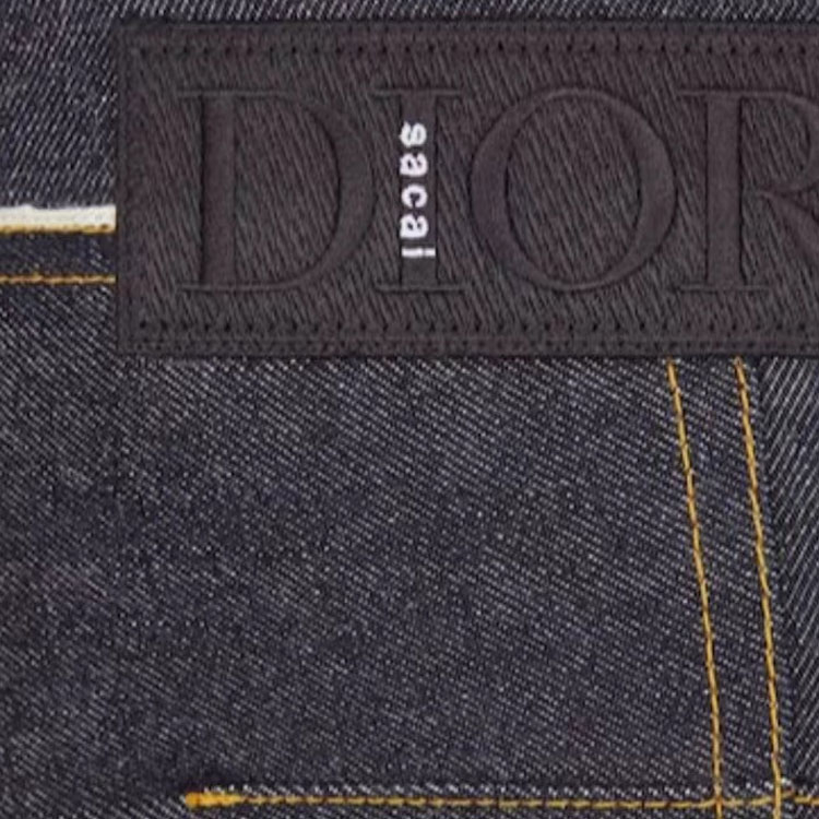 Shop 디올 x 사카이 슬림 핏 로고 패치 블랙 데님 진 213D007AY507-C589