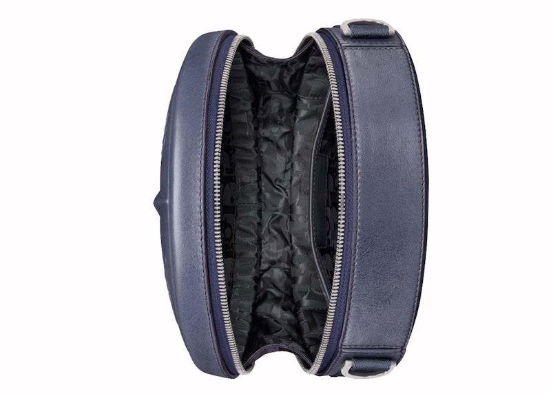 Lookbook Bolso Redondo Azul Dior x Stone Island.