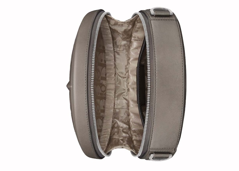 Lookbook Bolso Redondo Dior x Stone Island Gris