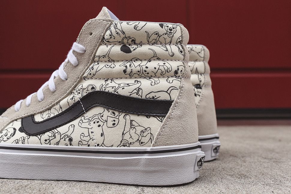 Shop 迪士尼 x Vans Sk8-Hi 复刻'101斑点狗' VN0003CAI0J