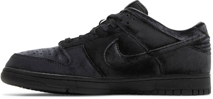 Dover Street Market x Nike Dunk Low 'Hitam Triple' DH2686-002 Lookbook Dover Street Market x Nike Dunk Low 'Hitam Triple' DH2686-002