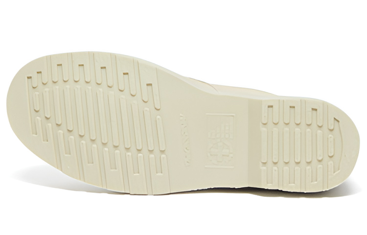 Shop Dr. Martens 101 单色绒面革沙色踝靴 27449268