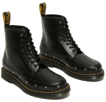 Dr. Martens 1460 Kulit 'Studded Hitam' 27678001 Lookbook Dr. Martens 1460 Kulit 'Studded Hitam' 27678001