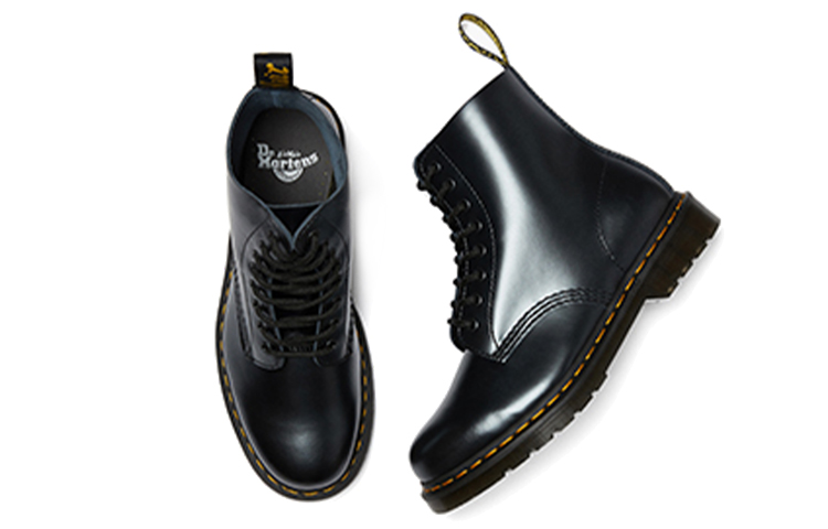 Lookbook Dr. Martens 1460 Pascal Chroma 8 Martin boots Couple Style Silver Black 26233040