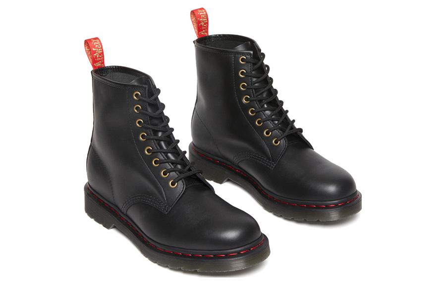 Lookbook Dr. Martens 1460 Kulit Tahun Kelinci Sepatu Hitam Merah 30556004