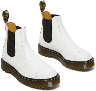 Dr.Martens 馬汀博士 2976 人造皮革切爾西靴 男女同款 白色 Lookbook Dr.Martens 馬汀博士 2976 人造皮革切爾西靴 男女同款 白色