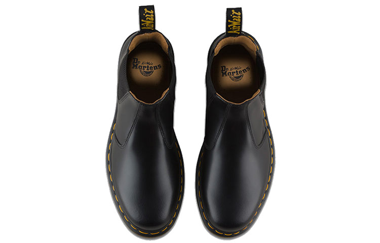 Shop Botas Chelsea de Cuero Liso Dr. Martens 2976 con Costura Amarilla 'Negro' 22227001