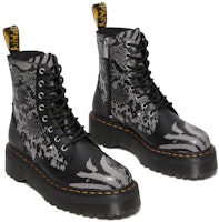 Dr. Martens/馬汀博士 時尚印花繫帶馬丁靴 男女同款 黑灰色 Lookbook Dr. Martens/馬汀博士 時尚印花繫帶馬丁靴 男女同款 黑灰色