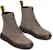But Dr. Martens Kulit Kasual Pendek 'Kelabu Gelap' 31225029
