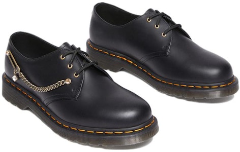 Dr. Martens Rendah Kulit dengan Rantai Metal 'Hitam' 28017001 Lookbook Dr. Martens Rendah Kulit dengan Rantai Metal 'Hitam' 28017001