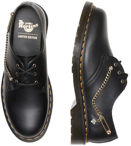 Dr. Martens Rendah Kulit dengan Rantai Metal 'Hitam' 28017001 Shop Dr. Martens Rendah Kulit dengan Rantai Metal 'Hitam' 28017001