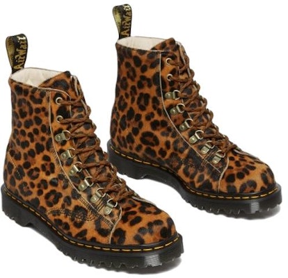 Dr. Martens Kasut Pendek 'Corak Harimau Bintang' 27786932 Lookbook Dr. Martens Kasut Pendek 'Corak Harimau Bintang' 27786932