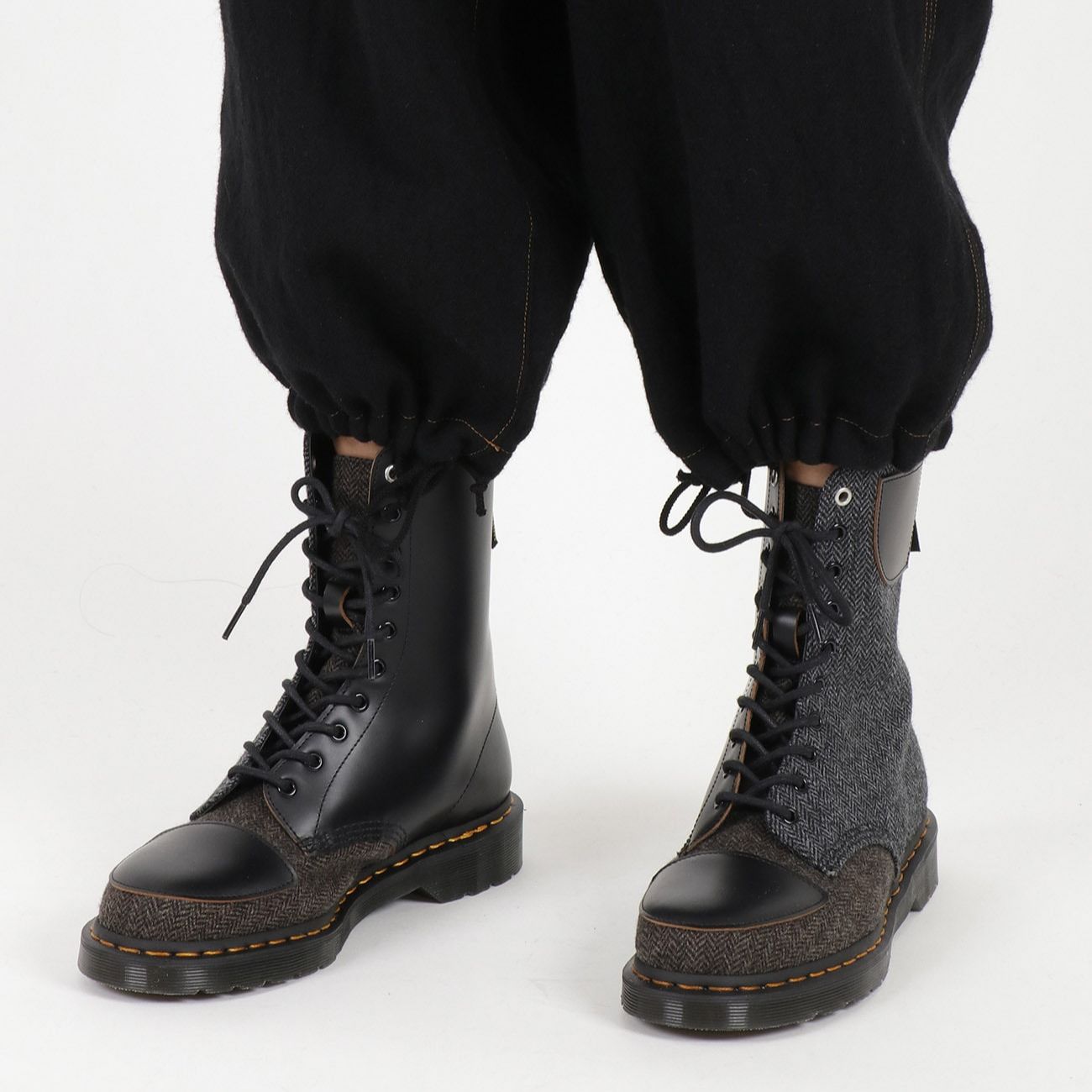 Shop Dr. Martens Y's x 10孔中帮皮靴 '深棕色' 26848022