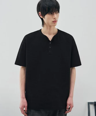 Camiseta Negra DRAW FIT Waffle con Cuello Henley y Manga Corta. DFTS5211BK Lookbook Camiseta Negra DRAW FIT Waffle con Cuello Henley y Manga Corta. DFTS5211BK