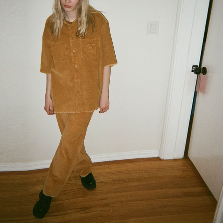 Shop Camisa Unisex Marrón Drew House Manga Corta de Pana con Dobladillo Desgastado. DR-SS21-56