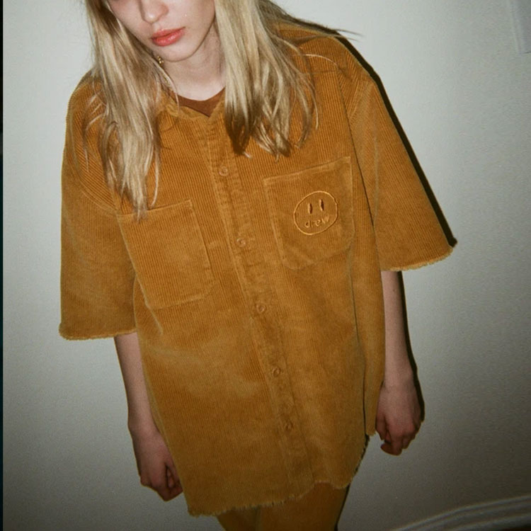 Sizing Camisa Unisex Marrón Drew House Manga Corta de Pana con Dobladillo Desgastado. DR-SS21-56