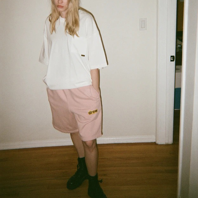 Lookbook Drew House 粉尘玫瑰色LOGO中腰抽绳休闲男女同款短裤。 DR-SS21-65