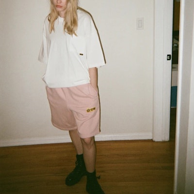 Drew House 粉尘玫瑰色LOGO中腰抽绳休闲男女同款短裤。 DR-SS21-65 Lookbook Drew House 粉尘玫瑰色LOGO中腰抽绳休闲男女同款短裤。 DR-SS21-65