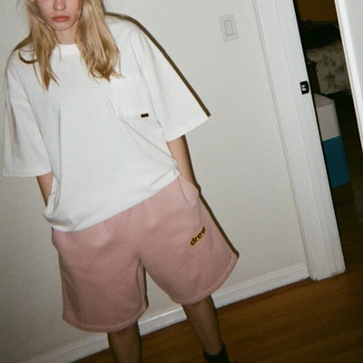 Drew House 粉尘玫瑰色LOGO中腰抽绳休闲男女同款短裤。 DR-SS21-65 Shop Drew House 粉尘玫瑰色LOGO中腰抽绳休闲男女同款短裤。 DR-SS21-65