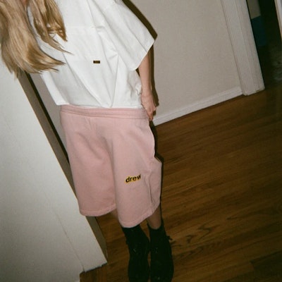 Drew House 粉尘玫瑰色LOGO中腰抽绳休闲男女同款短裤。 DR-SS21-65 Purchase Drew House 粉尘玫瑰色LOGO中腰抽绳休闲男女同款短裤。 DR-SS21-65