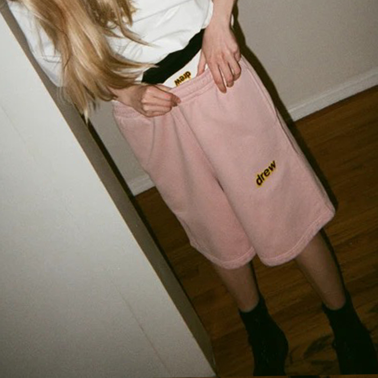 Sizing Drew House 粉尘玫瑰色LOGO中腰抽绳休闲男女同款短裤。 DR-SS21-65