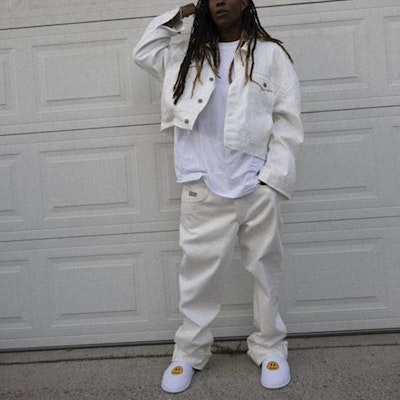 드류 하우스 FW21 스마일리 셀비지 와이드 레그 화이트 자수 데님 바지. DR-FW21-004 Purchase 드류 하우스 FW21 스마일리 셀비지 와이드 레그 화이트 자수 데님 바지. DR-FW21-004