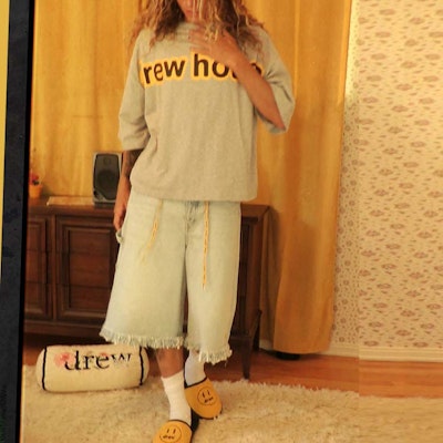 Drew House FW22 Seluar Pendek Denim Cargo Mini Smiley Biru Lelaki. DH-FW22-1005 Shop Drew House FW22 Seluar Pendek Denim Cargo Mini Smiley Biru Lelaki. DH-FW22-1005