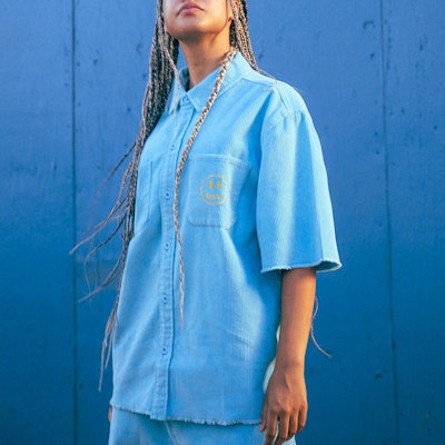 Kemeja Lengan Pendek Corduroy Drew House Smiley Biru Pasifik FW22 Unisex. DR-SS22-986 Details for Kemeja Lengan Pendek Corduroy Drew House Smiley Biru Pasifik FW22 Unisex. DR-SS22-986