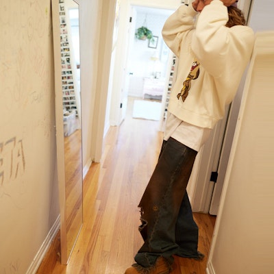 Drew House 2022秋冬 Sherman宽松圆领卡通印花男女同款卫衣米白色。 DR-FW22-518 Purchase Drew House 2022秋冬 Sherman宽松圆领卡通印花男女同款卫衣米白色。 DR-FW22-518