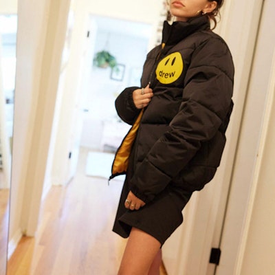 드루하우스 FW22 지퍼업 패딩 자켓 마스코트 블랙 스마일 프린트 유니섹스. DR-FW22-516 Shop 드루하우스 FW22 지퍼업 패딩 자켓 마스코트 블랙 스마일 프린트 유니섹스. DR-FW22-516