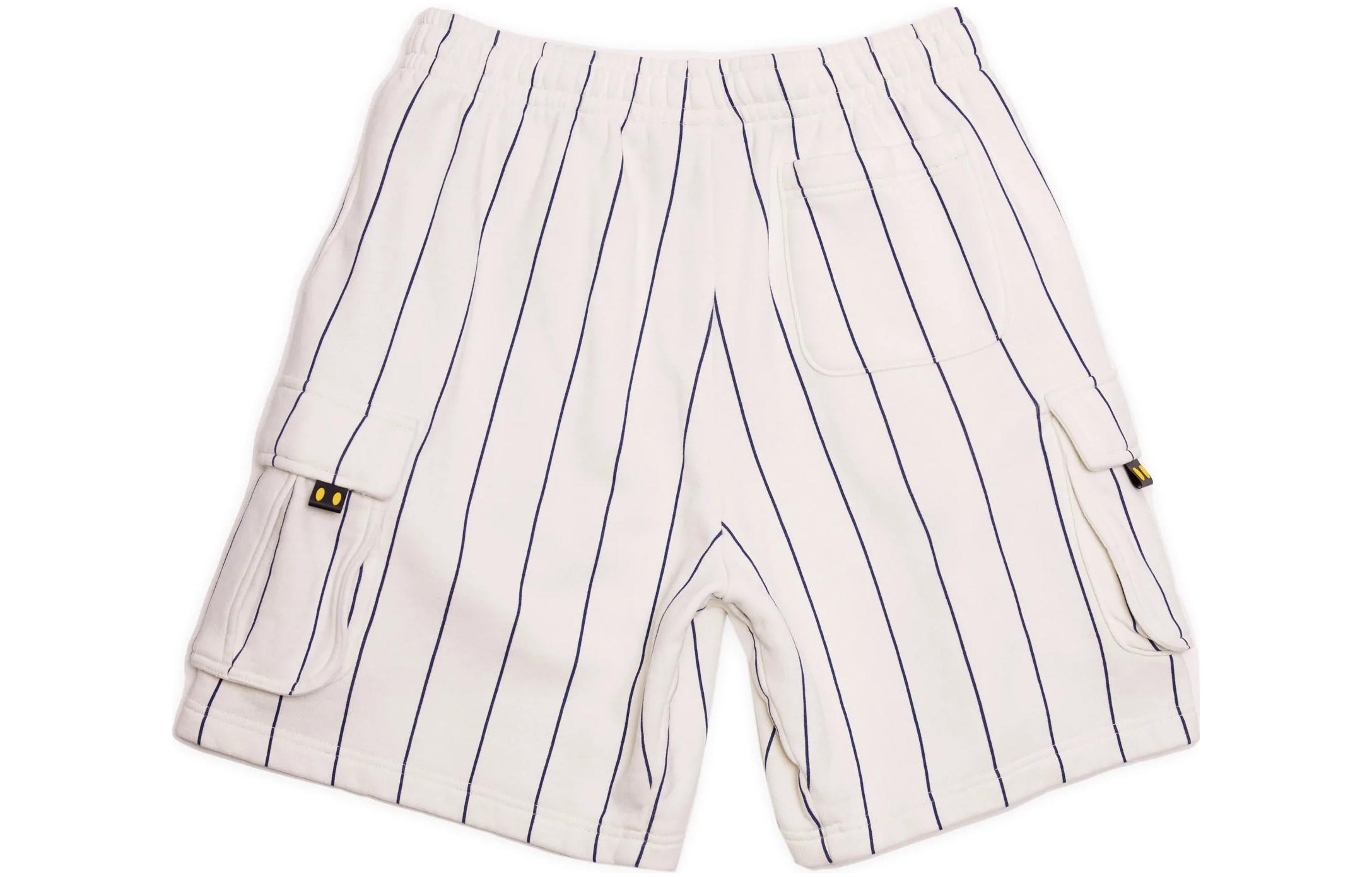 Lookbook Drew House 海軍藍條紋蜂鳥男女款白色休閒短褲。 DR-SS22-404