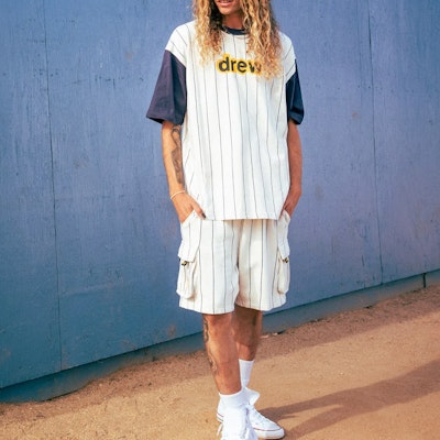 Drew House 海軍藍條紋蜂鳥男女款白色休閒短褲。 DR-SS22-404 Purchase Drew House 海軍藍條紋蜂鳥男女款白色休閒短褲。 DR-SS22-404