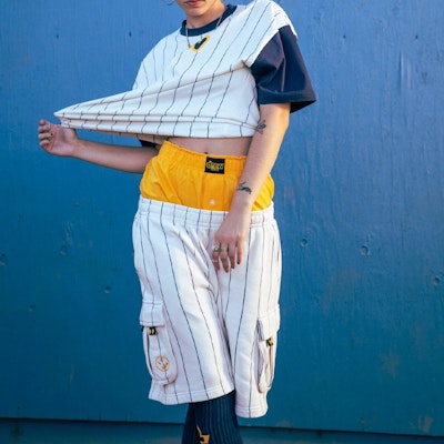 Drew House 海軍藍條紋蜂鳥男女款白色休閒短褲。 DR-SS22-404 Details for Drew House 海軍藍條紋蜂鳥男女款白色休閒短褲。 DR-SS22-404