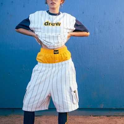 Drew House 海軍藍條紋蜂鳥男女款白色休閒短褲。 DR-SS22-404 Sizing Drew House 海軍藍條紋蜂鳥男女款白色休閒短褲。 DR-SS22-404